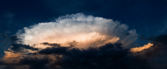 Fototapeta na wymiar Dramatic sky before thunderstorm