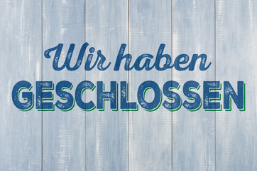 Holzwand mit der Beschriftung Wir haben geschlossen