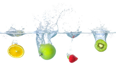 Verschiedene Früchte fallen ins Wasser mit Spritzern