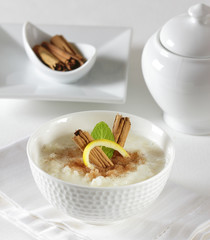 Rice pudding with cinnamon sticks, lemon and mint.