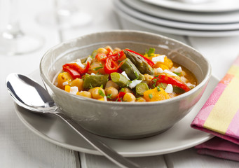 Chickpeas with green asparagus and bell pepper.