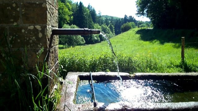 Brunnen mit fließendem klaren und kaltem Trinkwasser