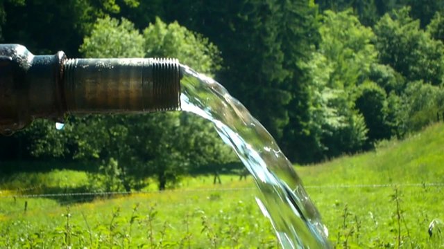 Brunnen mit flie&szlig;endem klaren und kaltem Trinkwasser