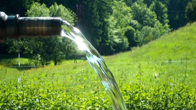 Brunnen mit flie&szlig;endem klaren und kaltem Trinkwasser