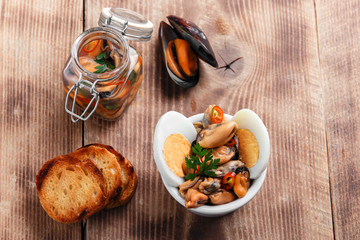 mussels salad with boiled egg