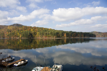 Naklejka premium Lake Glenville in the Fall near Cashiers, North Carolina