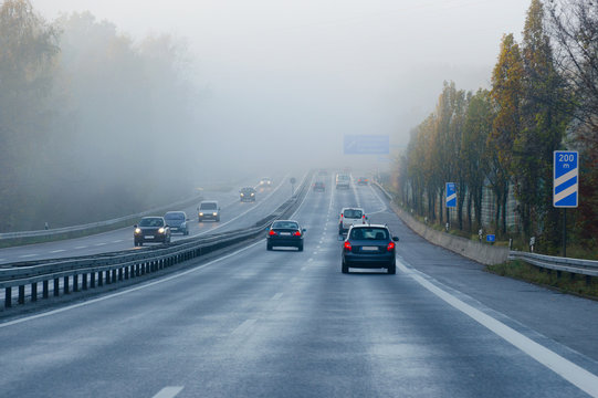 Autobahn Nebel Pendlerverkehr morgens Deutschland