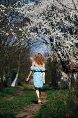 Naklejka premium Beautiful girl follows a country road