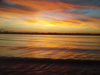 Закат на реке