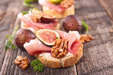 bread with cheese, fig and prosciutto
