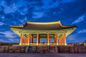 Obraz premium Hwaseong Fortress at Dusk