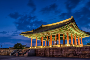Obraz premium Hwaseong Fortress at Dusk