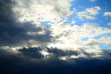 Obraz premium White clouds against blue sky