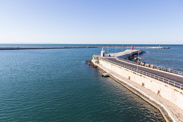 porto con faro sul mare