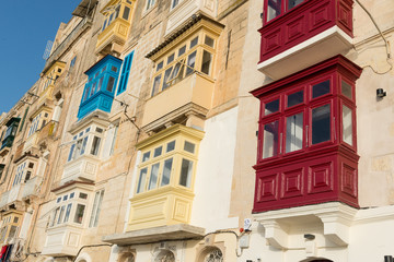 Balconi di legno colorati e coperti tipici  di Malta 