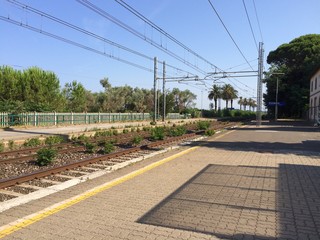 Naklejka premium attesa alla stazione
