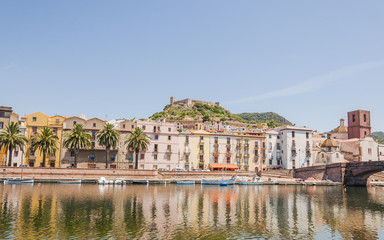 Bosa, Stadt, Altstadt, Flussufer, Kastell, Kathedrale, Ufer, Temo, Temobrücke, Fischerboote, Sommer, Insel, Mittelmeer, Sardinien, Italien
