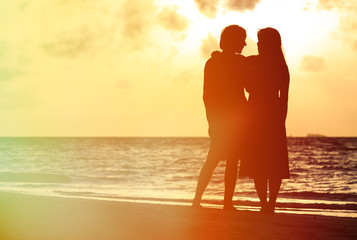 Fototapeta premium Romantic couple on the beach at sunset