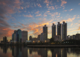 Fototapeta na wymiar Bangkok city downtown twilight with reflection of skyline,Benjakitti Park,Bangkok,Thailand