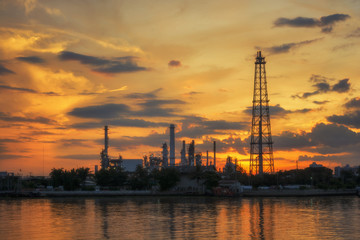 Obraz premium Oil refinery or petrochemical industry at twilight sky