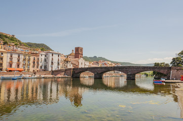Bosa, Stadt, Altstadt, Fluss, Temo, Temobrücke, Kathedrale, Fischer, Fischernetze, Sardinien, Sommer, Italien