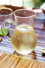 Brocca di cristallo con vino bianco fresco