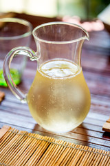 Brocca di cristallo con vino bianco fresco