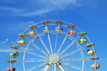 Riesenrad in einem Vergnügungspark