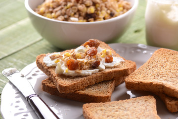 fette biscottate con crema al latte e muesli