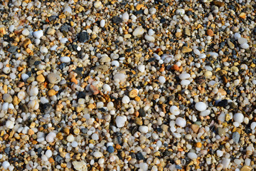 Tapis de pierres multicolores