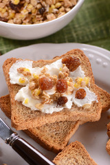 fette biscottate con crema al latte e muesli