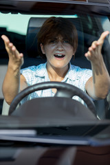 Frau streitet im Verkehr