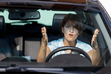 Plakat Frau streitet im Auto