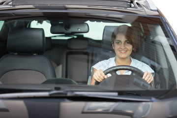 Frau sitzt im Auto