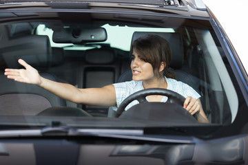 Frau streitet im Verkehr