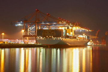 Fototapeta na wymiar Container cranes in Hamburgs harbour, ship offloading