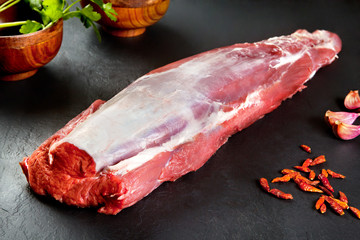 Carne fresca y cruda. Bodegón solomillo de ternera listo para cocinar