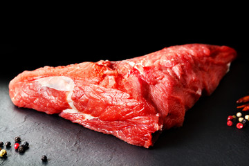 bodegón de chuleton de carne listo para cocinar a la parrilla 