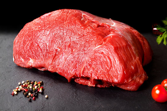 Carne fresca y cruda. chuleton listo para cocinar a la barbacoa. 