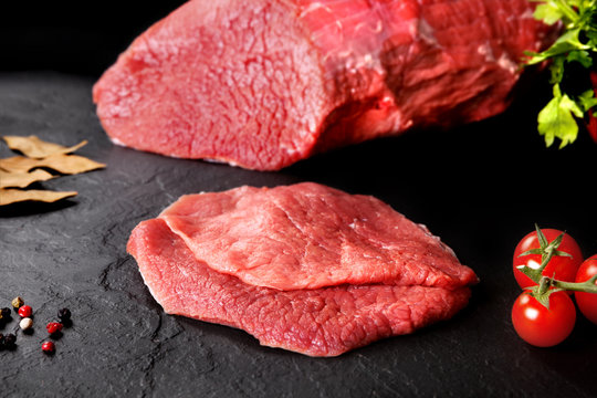 Carne fresca y cruda. Filetes de ternera para cocinar. Carnicer&iacute;a.