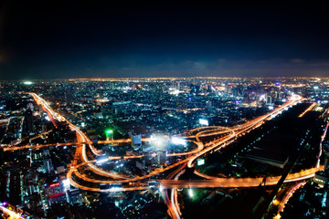 Vista aérea,autopista centro de Bangkok en la noche, Tailandia