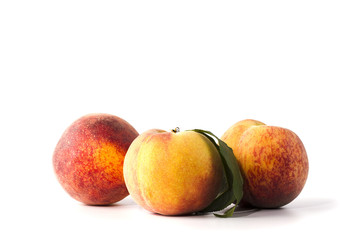 Персики на белом фоне