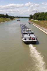 Péniche sur le Rhin