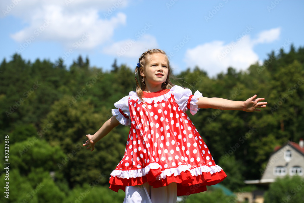 Poster Little girl in a red polka-dot sundress into a major run on the