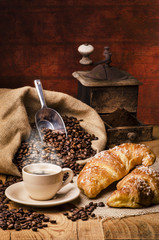 tazzina di caffè caldo con cornetto still life