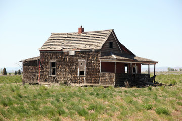 Obraz premium Abandoned old house in the countryside.