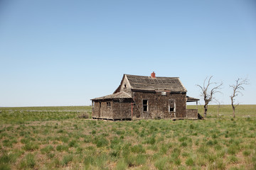 Fototapeta na wymiar Abandoned old house in the countryside.