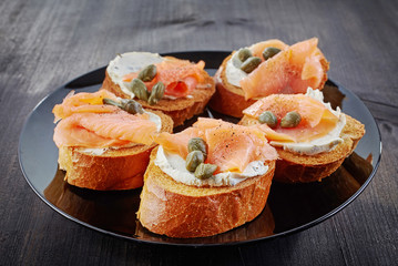 toasted bread with salmon and cream cheese