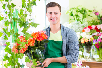 Bloemist die in bloemenwinkel werkt