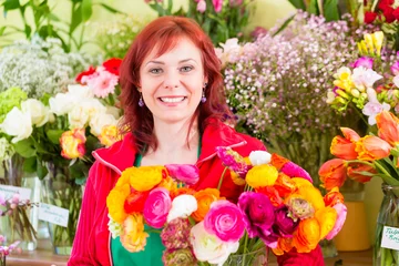 Photo sur Plexiglas Fleuriste Fleuriste travaillant dans un magasin de fleurs